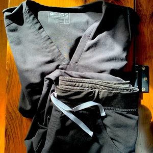 Black Figs Women’s a scrubs - size large